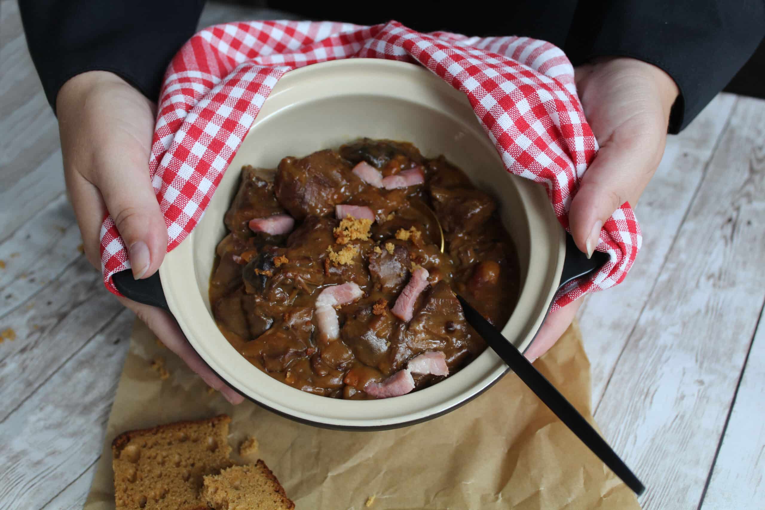 Lire la suite à propos de l’article CARBONNADE À LA NORMANDE AU SAUTÉ DE BŒUF ABERDEEN ANGUS VBF