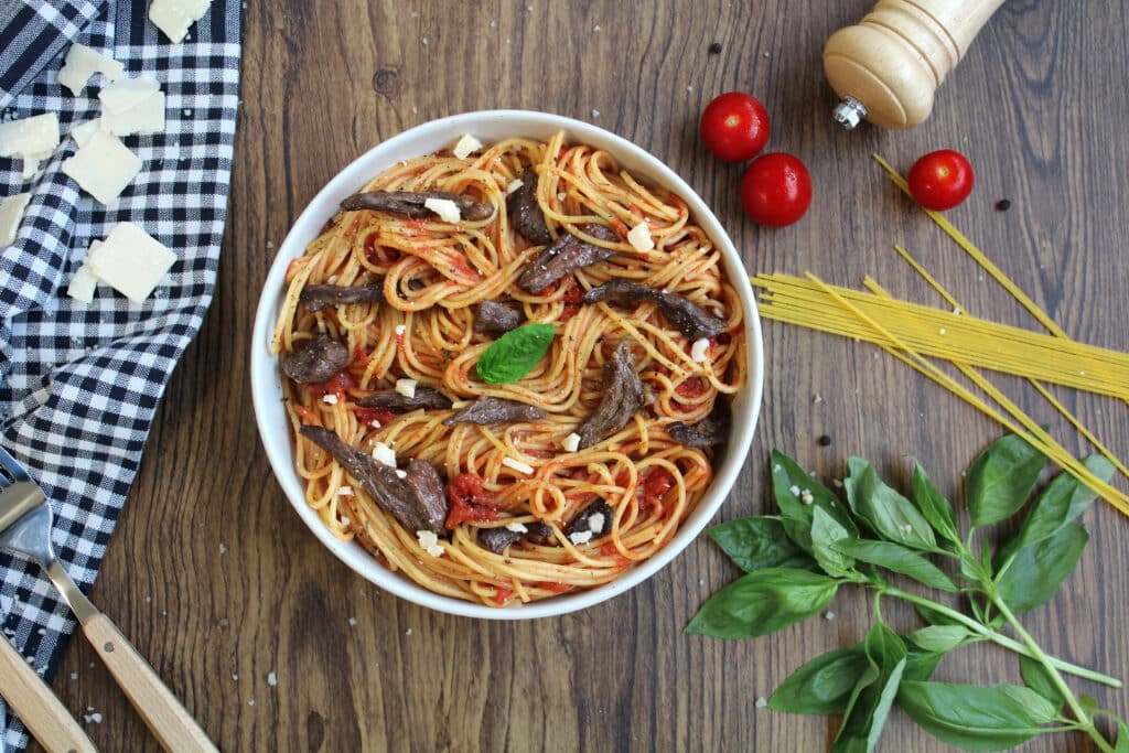Spaghetti aux émincés de bœuf et sauce tomate