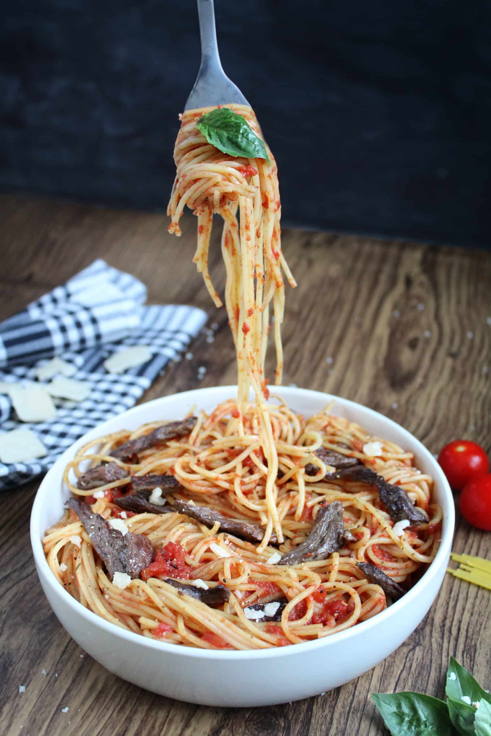 Lire la suite à propos de l’article SPAGHETTI AUX ÉMINCÉS DE BŒUF ET SAUCE TOMATE