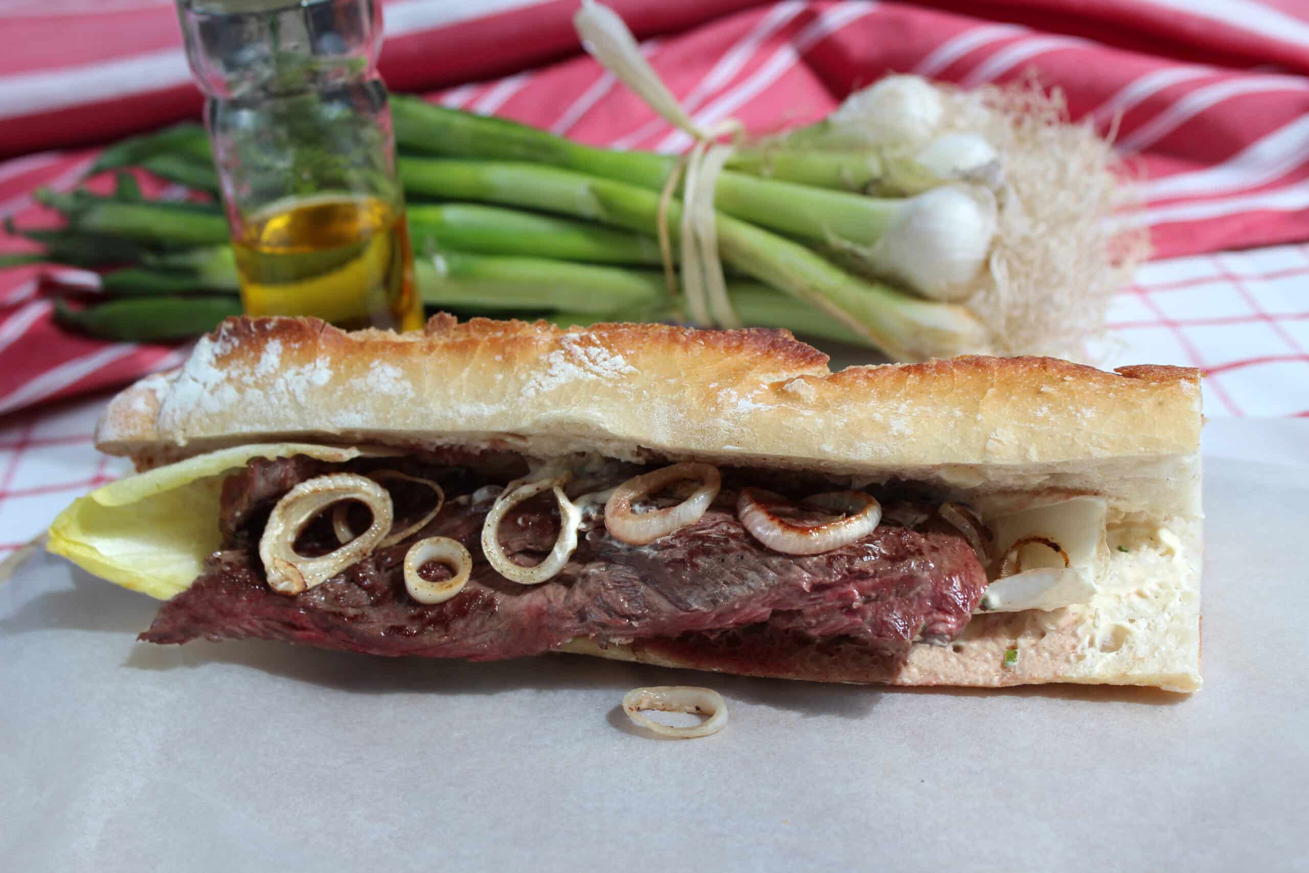 Lire la suite à propos de l’article SANDWICH DE STEAK D’ONGLET & OIGNONS NOUVEAUX