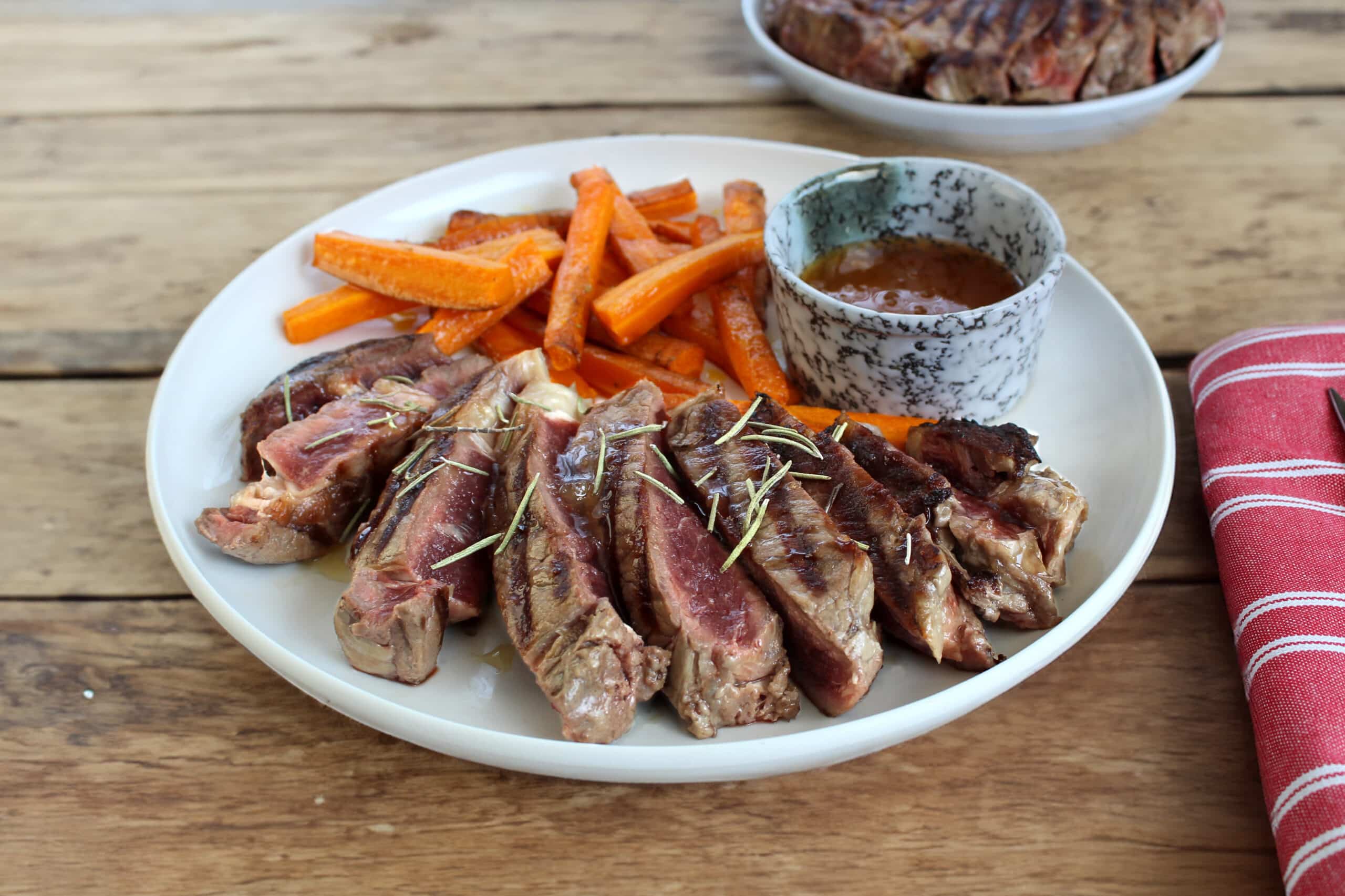 Lire la suite à propos de l’article ENTRECÔTE AU MIEL ET AU ROMARIN ACCOMPAGNÉE DE SES FRITES DE CAROTTES