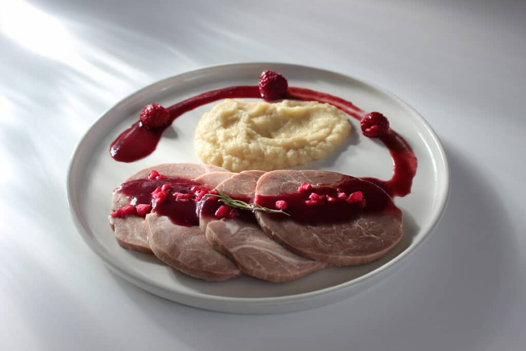 Rôti de porc purée de panais et sa sauce à la framboise o'guste fournisseur viandes surgelées