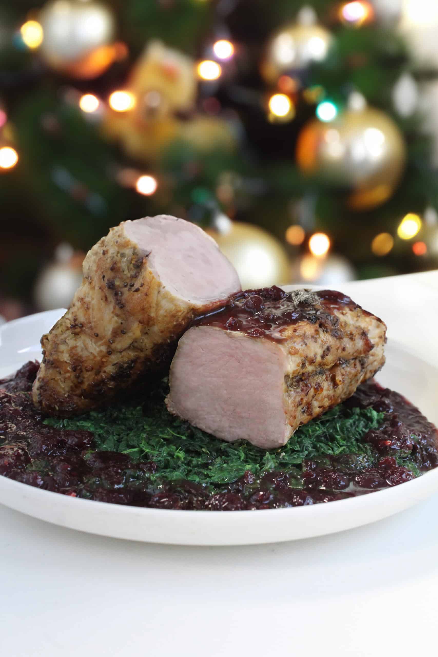 Lire la suite à propos de l’article FILET MIGNON DE PORC RÔTI AUX ÉPICES ET SA SAUCE AIRELLES