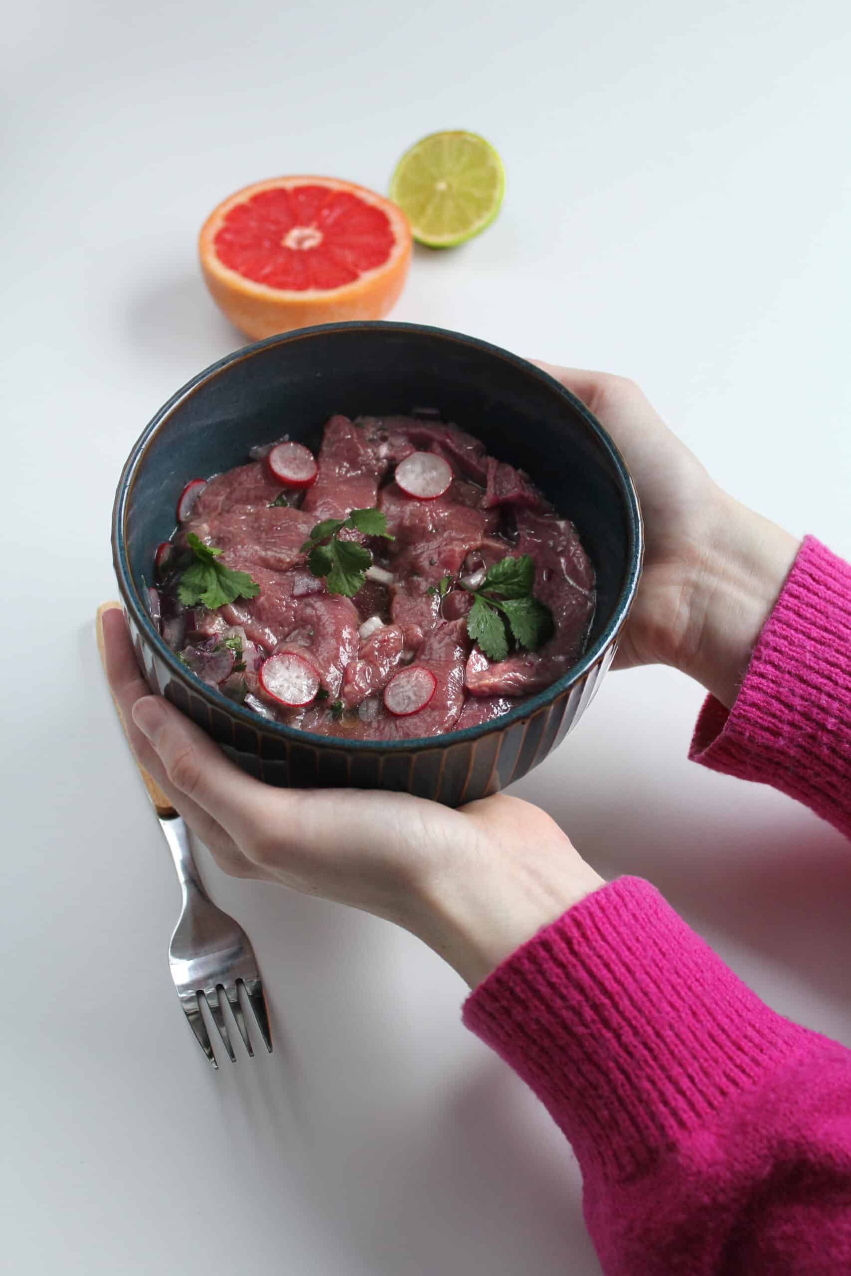 Lire la suite à propos de l’article CEVICHE DE DESSUS DE PALETTE DE BŒUF ET SES RADIS CROQUANTS