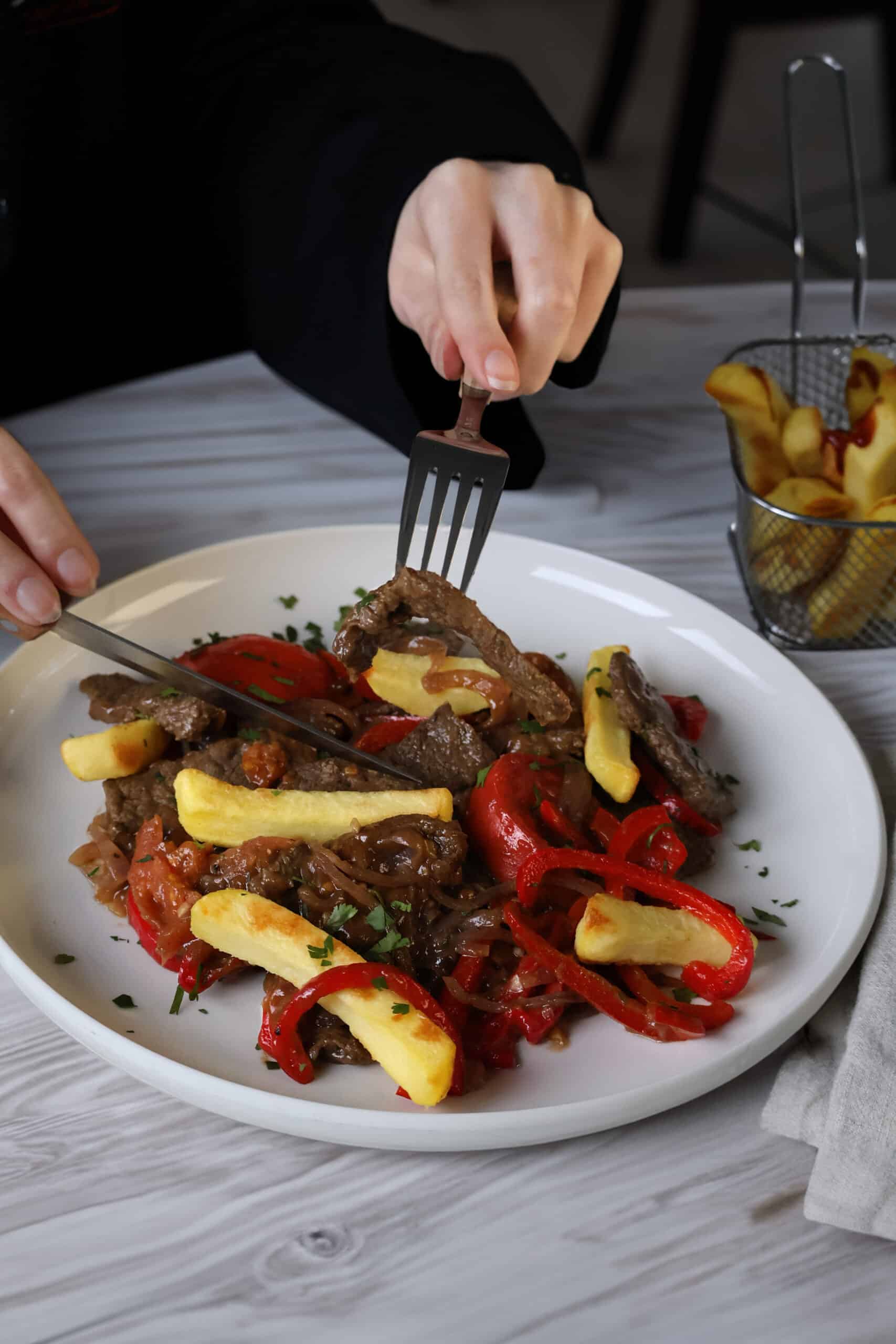 Lire la suite à propos de l’article LOMO SALTADO AU DESSUS DE PALETTE DE BŒUF AVEC FRITES