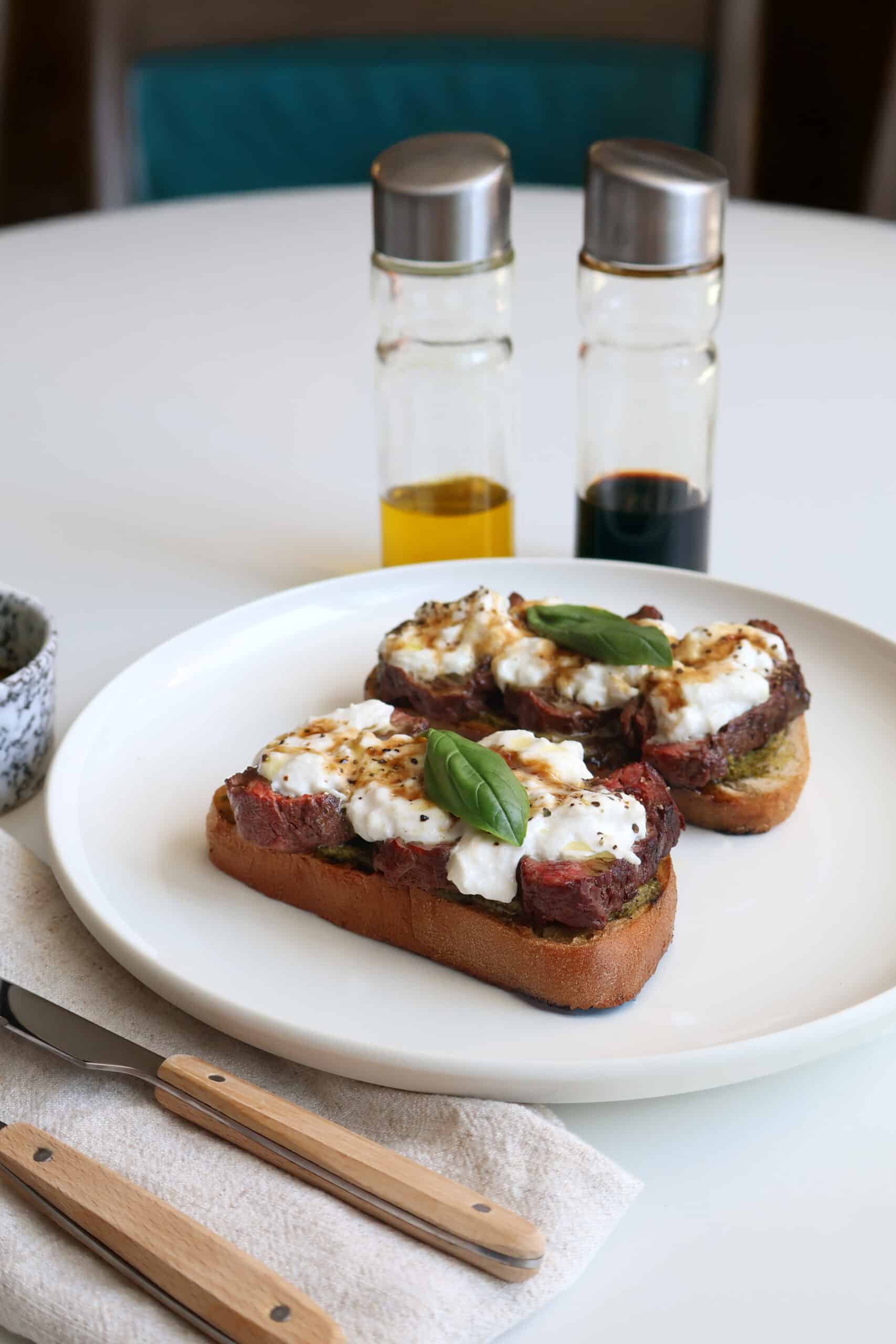 Lire la suite à propos de l’article BRUSCHETTA À L’ONGLET SNACKÉ, BURRATA ET PESTO BASILIC