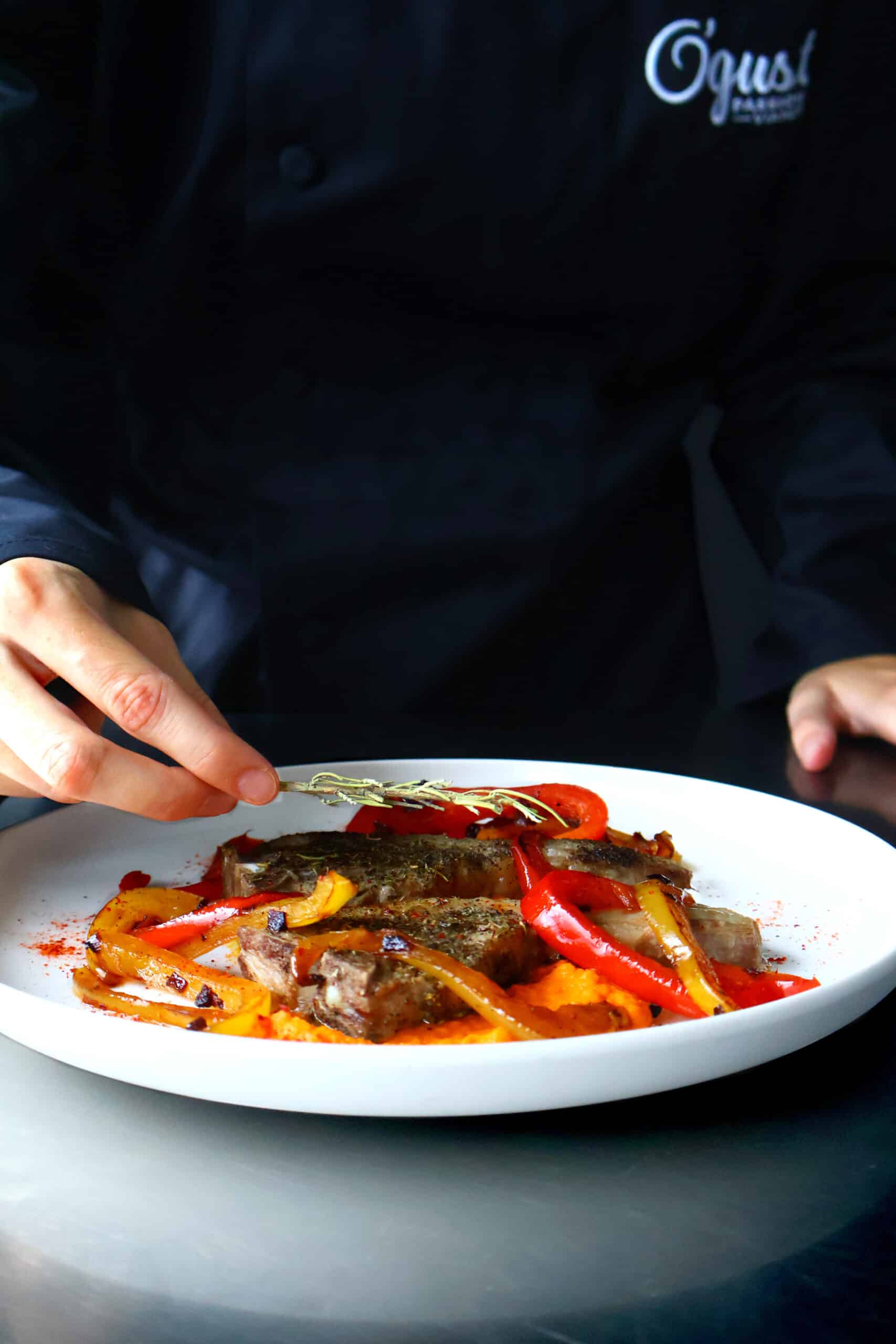 Lire la suite à propos de l’article CÔTES D’AGNEAU RÔTIES, PURÉE DE POTIMARRON & COMPOTÉE DE POIVRONS ET OIGNONS CARAMELISÉS