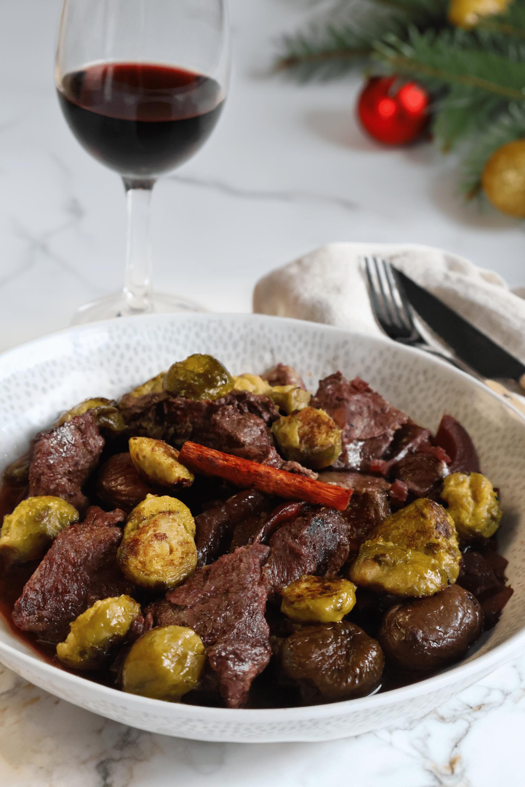 Lire la suite à propos de l’article JOUES DE BŒUF CONFITES, AUX MARRONS ET VIN ÉPICÉ, CHOUX DE BRUXELLES CARAMÉLISÉS