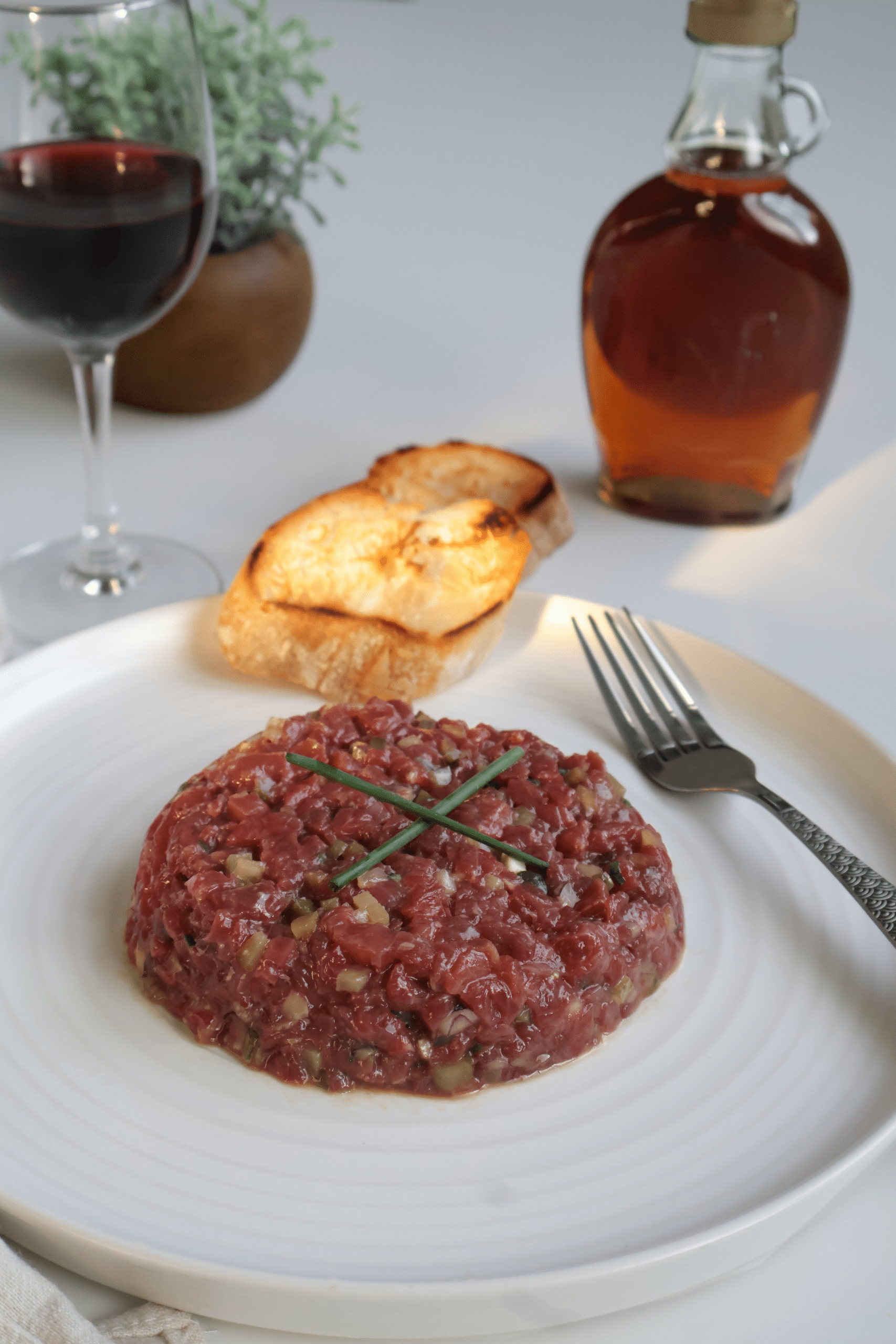 Lire la suite à propos de l’article TARTARE DE CŒUR DE RUMSTEAK, CORNICHONS ET SIROP D’ÉRABLE