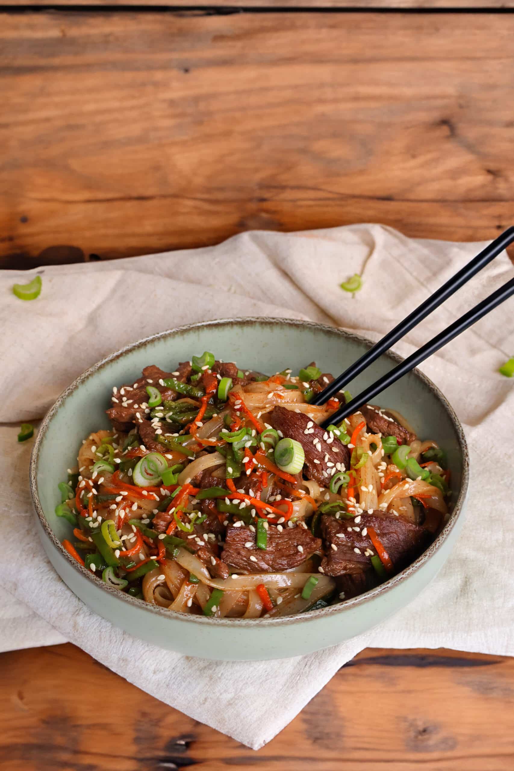 Lire la suite à propos de l’article SAUTÉ D’ÉMINCÉ DE BŒUF À LA CORÉENNE