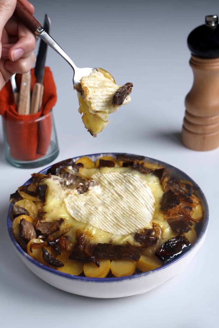Lire la suite à propos de l’article TARTIFLETTE AUX TIMBRES DE BŒUF ET DEMI-CAMEMBERT