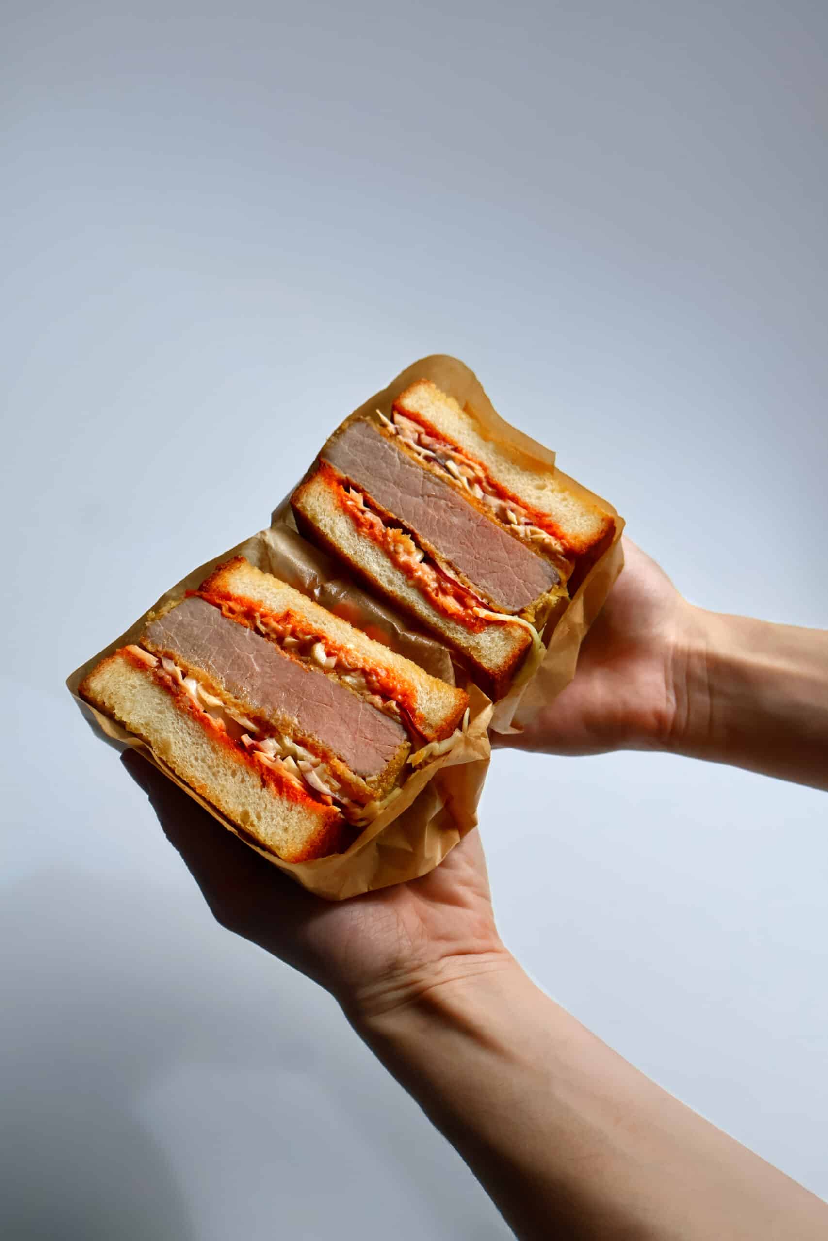 Lire la suite à propos de l’article SANDO DE LINGOT DE BŒUF PANÉ, CHOU BLANC, OIGNON ROUGE & SAUCE TERIYAKI