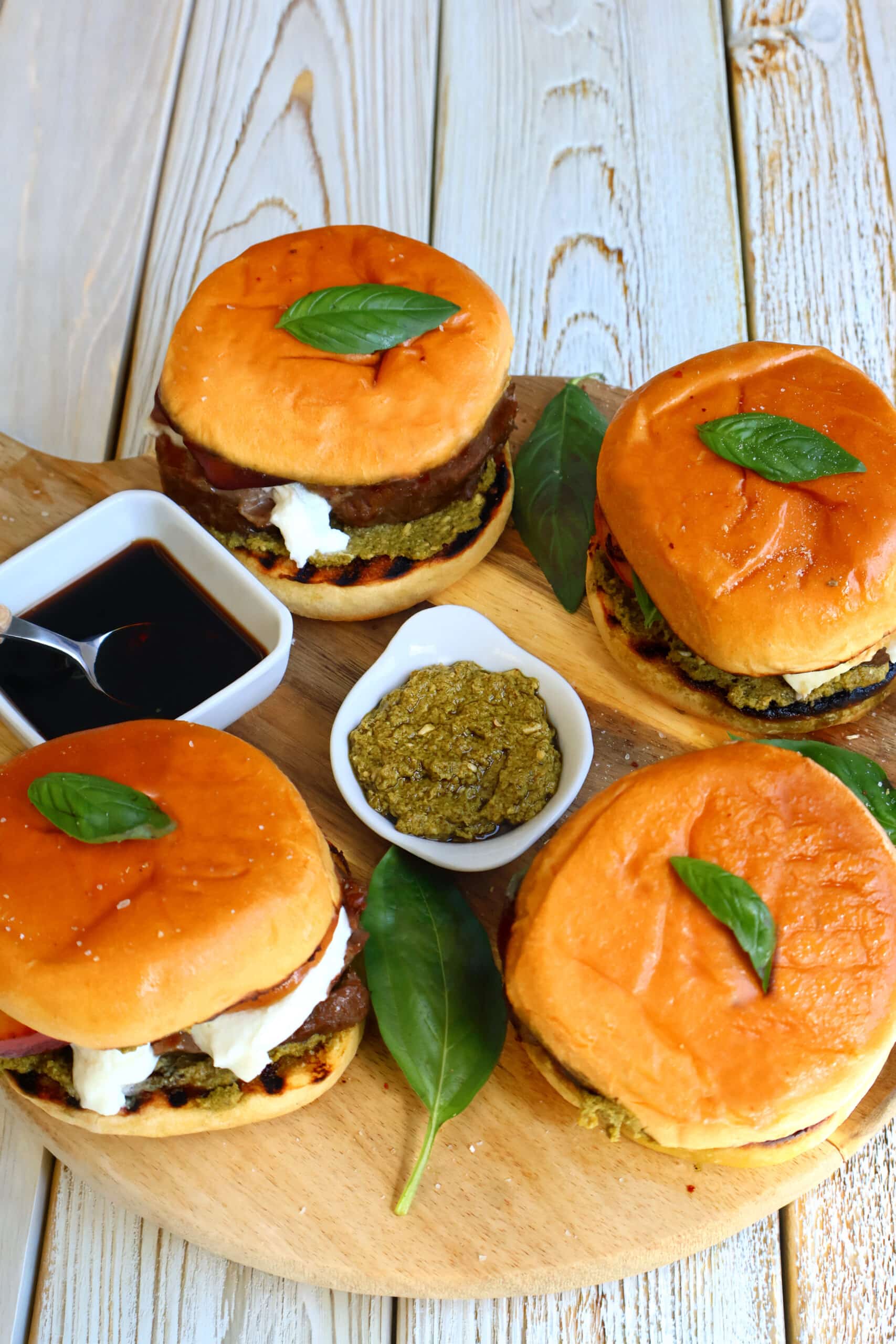 Lire la suite à propos de l’article BURGER DE PALERON DE VEAU CONFIT, PÊCHE, MOZZARELLA & BASILIC