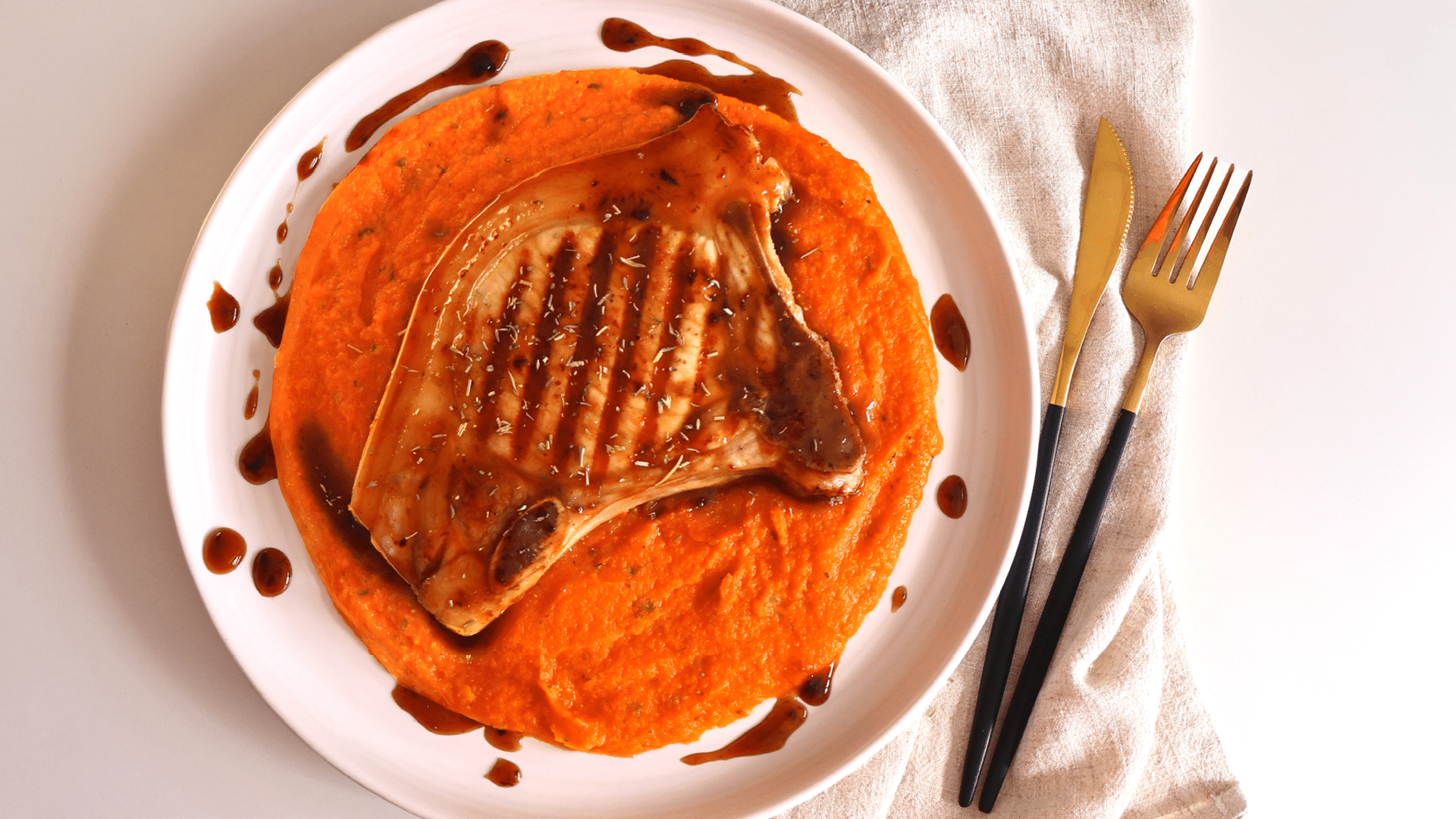 Lire la suite à propos de l’article CÔTE DE COCHON LAQUÉE À L’ÉRABLE ET PURÉE DE POTIMARRON